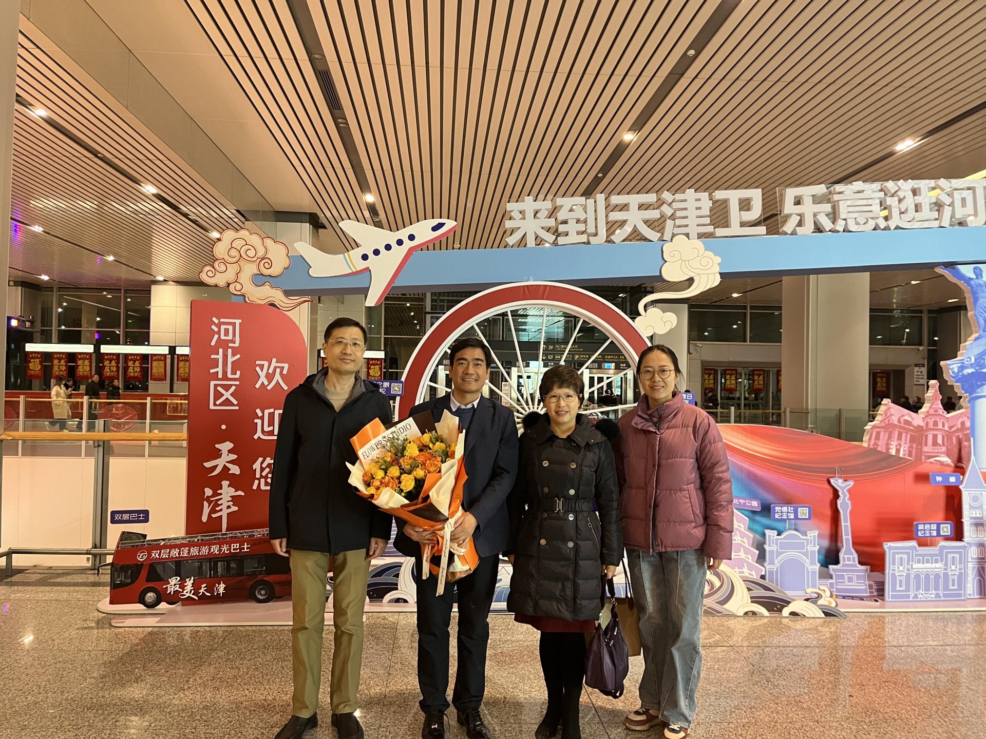 机场合影留念 机场合影留念
