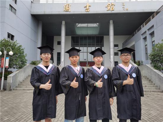 点击图片翻到下一页>> 这个宿舍全部考上了研究生