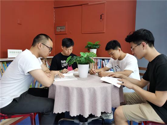 点击图片翻到下一页>> 这个宿舍全部考上了研究生