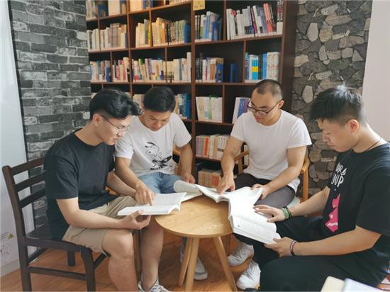 点击图片翻到下一页>> 这个宿舍全部考上了研究生